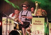 Bei der «Rotzlöffel-Polka» der Polka-Rebellen darf der kleine Lukas auf der Bühne nicht fehlen. (Bild: Peter Spirig)
