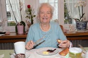 Ruth Gmünder liebt es auch mit 90 Jahren ausserordentlich, mit ihren Gästen gediegen zu «käfele» (Bild: Hanspeter Thurnherr)
