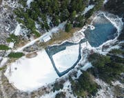 «Nomen est omen»: Der Aadorfer Eisweiher ist zugefroren, seine Eisschicht ist fünf bis acht Zentimeter dick. (Bild: Olaf Kühne)