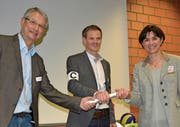 Symbolische Stabübergabe: Peter Bär, Martin Leemann und Monika Knill. (Bild: Monika Wick)