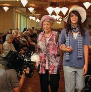 Mit Hut zeigen sich Anni Pfäffli (94) und die Auszubildende Vanessa Dönni. Heinz Bruggmann geht mit Wachhund Emma über den «Catwalk». (Bilder: Maya Heinzmann)