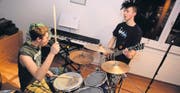Flo Mühlebach (Schlagzeug) und Sven Ferstl (Gitarre) von der Band «Infected?» proben im Dachstock von Flos Eltern. (Bild: Nana do Carmo)