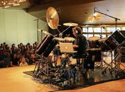 Hohe Temperaturen im Stadthofsaal: Schlagzeuger Simon Phillips heizte die Stimmung auf. (Bild: Res Lerch)