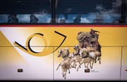 Rudolf Kollers «Die Gotthardpost» verziert ein Postauto. (Bild: Benjamin Manser)