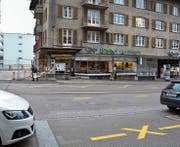 Auf der Rheinstrasse zwischen dem Büro Witzig auf der einen und dem Café Hirt auf der anderen Seite lassen sich die Überbleibsel des Fussgängerstreifens erkennen. (Bild: Christian Ruh)