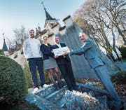 Übergabe der Gilde-Tafel vor dem Schloss Seeburg: Küchenchef Marc Wöhrle und das Pächterpaar Jacqueline und Matias Bolliger nehmen die Auszeichnung von Gerhard Kiniger entgegen. (Bild: Andrea Stalder)