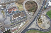 Autobahnknoten Buriet: Gut zu sehen sind die orangen Markerungen, die den Verkehr auf der Burietstrasse durch die Baustelle der Absenkung leiten. (Bild: Tino Dietsche)