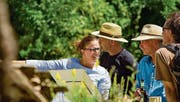 Eva Suhner, Präsidentin des Tierschutzvereins, führt durch den neuen Lehrpfad. (Bild: PD)