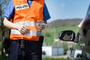 Wer von der Polizei wegen eines Vergehens aus dem Verkehr gezogen wird, muss mit einem Führerausweis-Entzug rechnen. (Bild: CHRISTIAN BEUTLER (KEYSTONE))