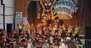 Acht «Guggenmusigen» sorgten am Samstagabend für Stimmung. Dahinter das Bühnenbild von Vanessa Lewis. (Bild: Beat Lanzendorfer)