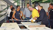 Geschäftsführerin Marlise Blaser und Pantomime Fabian Cohn erklären den Besuchern die Produktion eines Betonelements. (Bild: Iliana Perera)