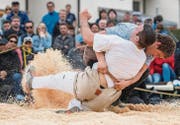 Armon Orlik bodigt im Schlussgang Tobias Krähenbühl mit einem Kreuzgriff/Lätz. (Bild: pd)