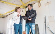 Besprechung im Erdgeschoss: Gemeindepräsidentin Heidi Grau und Projektleiter Hugo Brüschweiler. (Bilder: Thi My Lien Nguyen)