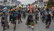 Die eiheimische Gugge Moosfürz heizte dem Publikum tüchtig ein. (Bild: Mario Viecelli)