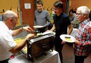 Metzgermeister Ruedi Weber schöpft den Schlange stehenden Gästen grosse Portionen auf die Teller. (Bild: Werner Ulrich)