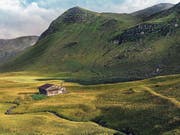 Nicht Schottland, sondern in der Schweiz: Mitten im Nirgendwo des Prättigaus sucht die Mundartdichterin Marietta Kobald jeweils Inspiration. (Bilder: Winfried Heinze/Knesebeck-Verlag)