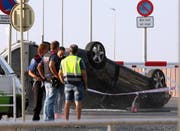 Das Fahrzeug, das von den Terroristen in Cambrils benutzt wurde, wird von Sicherheitskräften abgeschleppt. (Bild: JAUME SELLART (EPA EFE))