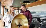 Bianca und Stephan Roth (mit Pflaster auf der Nase) schauen sich die neuen Lampen für ihre Gaststube an. (Bild: Donato Caspari)