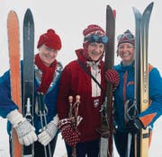 Die OK-Mitglieder Christiana Sutter, Liselotte Schlumpf und Andrea Allmann werden mit Ausrüstungen aus drei Epochen starten (von links). (Bild: Urs Huwyler)