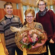 Mitarbeiterin Liesbeth Straub wird von Pfarrerin Sabine Rheindorf und Armin Fässler mit Blumen verabschiedet. (Bild: Fritz Heinze)