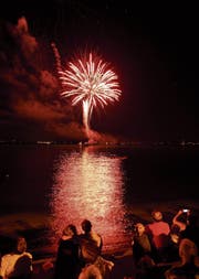 Zum Bundesfeiertag erleuchtet ein Grossfeuerwerk die Rorschacher Bucht. (Bild: Ralph Ribi (31.07.2013))