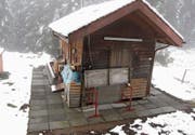 Das Bienenwanderhaus im Jahr 2015 (links) und im November 2017: «Das Gebäude ... ist nicht zu beanstanden. Auch der Innenausbau deutet nicht auf die Nutzung als Ferienhaus hin», steht in der Aktennotiz einer Begehung im Juni 2017. (Bilder: Johannes Vetsch (links)/Gemeinde Grabs (rechts))