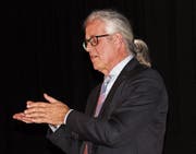 Guido Helbling bei seinem Referat in Buchs. Er ist ein Experte in Theorie und Praxis des Musizierens. (Bild: Hans Hidber)