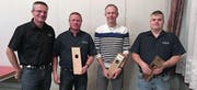 Präsident Marcel Rüdisühli mit den für 20 Jahre Seilziehclub-Mitgliedschaft geehrten Daniel Baumgartner, Burkhard Gantenbein und Martin Eggenberger (von links). (Bild: PD)