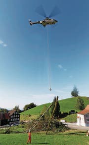Der Pilot des Eurocopters Cougar setzt die Last auf dem Zielgelände ab. Der moderne Nachfolger des Super-Pumas ist nicht mehr mit Rundinstrumenten, sondern mit Bildschirmen ausgerüstet. (Bild: Rudolf Hirtl)