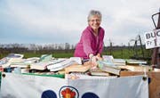 Margrit Bischofberger betreut für den Frauenverein den Bücher-Wagen, der beim «Sunnehüsli» steht. (Bild: Donato Caspari)