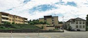 Das «Ambulante Versorgungszentrum plus» in Appenzell soll anstelle des heutigen Personalhauses (links) und somit hinter dem heutigen Spitaltrakt entstehen. (Bild: Roger Fuchs)