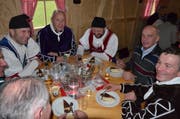 Bundesrat Ueli Maurer (zweiter von rechts) am Alten Silvester im Appenzeller Hinterland - hier am Tisch mit dem Rathüsli-Schuppel aus Waldstatt.