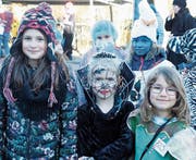 Trotz bitterer Kälte haben die verkleideten Kinder eine närrisch gute Laune. (Bild: Dieter Ritter)