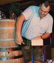 Daniel Bösch am Oktoberfest im Sirnacher «Remy». 16 Schläge und das Bier floss. (Bild: Christoph Heer)