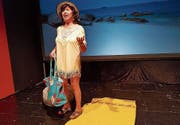 In der Theaterwerkstatt Gleis 5: Shirley Valentine, gespielt von Hildegard Reitberger, in Griechenland am Strand. (Bild: PD)
