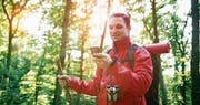 Die Geheimverstecke sucht und findet der Mitspieler beim Geocaching mit Hilfe eines GPS-Empfängers, dem Smartphone. (Bild: Getty Images)
