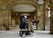 Die Universität von Cambridge war Dreh- und Angelpunkt in seinem Leben: Hier besuchte Professor Stephen Hawking den Campus während des Cambridge Film Festivals für eine Spezialvorführung seiner BBC-Filmbiografie namens «Hawking» . (Bild: Karwai Tang/Getty (19. September 2013))
