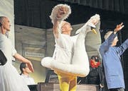 Peter Ewert spielt als «Claus von der Hellen» auch mal einen Schwan zu den Klängen von Tschaikowskis «Schwanensee». (Bild: Erwin Schönenberger)