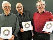 Von links: Die Lichtkunstbox in den Händen von Ruedi Stammbach, Präsident Lichtkunstprojekt, Peter Hirzel, Präsident Kunstverein, und Paul Etter, Produzent. (Bild: Thomas Widmer)