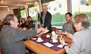 Mit Heimleiter Dietmar Penz verteilte Geschäftsleiter Werner Brunner (stehend) Dreikönigskuchen. (Bild: PD)