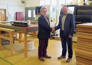 Jakob Koster (links) und Daniel Lehmann besiegeln die Geschäftsübergabe. (Bild: PD)