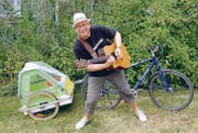 Manfred Fries ist bereit, mit seiner Gitarre, dem Velo und Anhänger durch die Ostschweiz zu tingeln. (Bild: pd)