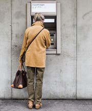 Beim Eintippen des PIN-Codes sollten Dritte keinen Einblick bekommen. (Bild: Christian Beutler, Keystone)