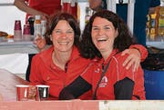 Zwei von vielen Helfenden der Läuferriege Mosnang: Anita Rüegg und Nicole Baumann (von links).