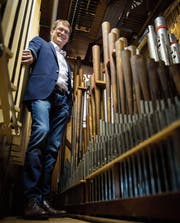 André Simanowski posiert zwischen den Orgelpfeifen im Innern des Instruments. (Bild: Reto Martin)