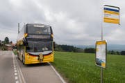 Im neuen Doppelstöcker-Postauto sorgen mehr Sitz- als Stehplätze für mehr Komfort. (Bild: GIAN EHRENZELLER (KEYSTONE))