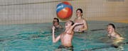 Einige Teilnehmer des Schwimmunterrichts von PluSport Amriswil vergnügen sich beim Wasserballspiel. (Bild: Tobias Bolli)