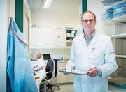 Hier werden die Chemotherapien für die Krebspatienten vorbereitet: Christian Taverna im Kantonsspital Münsterlingen. (Bild: Andrea Stalder)