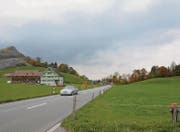 Das Gebiet für die Deponie Kaies liegt an der Enggenhüttenstrasse in Rapisau gegenüber der Kiesgrube (hier links im Bild). (Bild: Karin Erni)