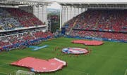 Vierzig Kinder und Jugendliche sind nötig, um die 500 Quadratmeter grossen Team-T-Shirts in die Stadien zu tragen. (Bilder: zVg)